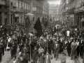 GRUPO DE PERSONAS POR LAS CALLES DE SAN SEBASTIAN PORTANDO ESTANDARTES. (Foto 5/5)