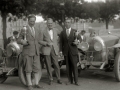 GRUPO DE PILOTOS CON SUS TROFEOS EN SUS AUTOMOVILES EN EL PASEO DE LA REPUBLICA ARGENTINA. (Foto 1/5)