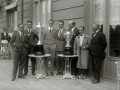 GRUPO DE PILOTOS CON SUS TROFEOS EN SUS AUTOMOVILES EN EL PASEO DE LA REPUBLICA ARGENTINA. (Foto 5/5)