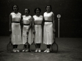 GRUPO DE RAQUETISTAS POSANDO EN UN FRONTON. (Foto 2/5)