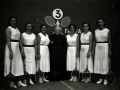 GRUPO DE RAQUETISTAS POSANDO EN UN FRONTON. (Foto 5/5)