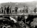 GRUPO DE SOLDADOS JUNTO A UNA PASARELA SOBRE UN RIACHUELO. (Foto 1/3)
