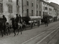 GRUPO DE SOLDADOS POR EL BARRIO DEL ANTIGUO TRANSPORTANDO BARCAS EN CARROS TIRADOS POR MULOS. (Foto 1/2)