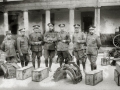 GRUPO DE SOLDADOS Y OFICIALES JUNTO A SUS PETATES EN EL PATIO DEL CUARTEL DE ZUHAIZTI ANTES DE PARTIR HACIA LA GUERRA DE AFRICA. (Foto 1/3)