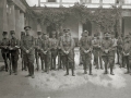 GRUPO DE SOLDADOS Y OFICIALES JUNTO A SUS PETATES EN EL PATIO DEL CUARTEL DE ZUHAIZTI ANTES DE PARTIR HACIA LA GUERRA DE AFRICA. (Foto 3/3)