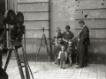 GRUPO FAMILIAR POSANDO ANTE UNA CAMARA CINEMATOGRAFICA. (Foto 1/1)