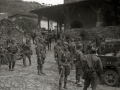 GRUPOS DE MILICIANOS CON SUS ARMAS EN LA LOCALIDAD DE ALEGIA. (Foto 9/10)