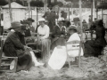 GRUPOS DE MUJERES EN LA PLAYA DE LA CONCHA. (Foto 3/4)