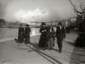 GRUPOS DE PERSONAS CAMINANDO POR EL PASEO DE LA CONCHA. (Foto 1/1)