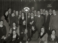 GRUPOS DE PERSONAS EN TORNO A LOS MICROFONOS DE UNION RADIO INSTALADOS EN UN TEATRO. (Foto 1/2)
