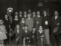 GRUPOS DE PERSONAS EN TORNO A LOS MICROFONOS DE UNION RADIO INSTALADOS EN UN TEATRO. (Foto 2/2)