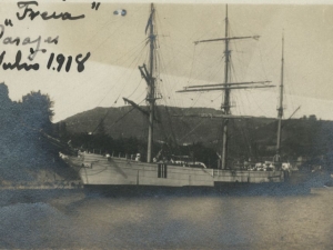 Barco atracado en el puerto de Pasai San Pedro. Al fondo, Jaizkibel