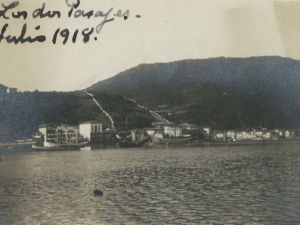 Vista desde el puerto de Herrera de Pasai San Pedro, en primer término, y Pasai Donibane al fondo
