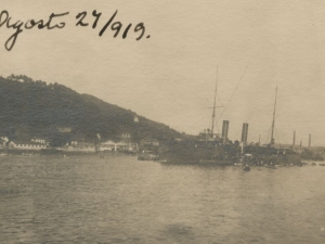 Barco atracado en el puerto de Pasai Donibane