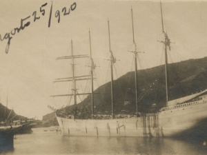 Barcos atracados en el puerto, y bocana de Pasaia.