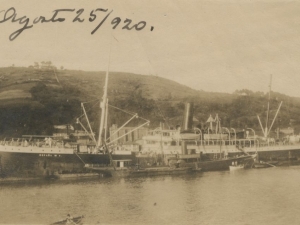 Barcos atracados en el puerto de Pasai Donibane. Al fondo, iglesia San Juan Bautista