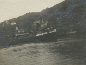 Barco entrando al puerto, a su paso por el Castillo de Santa Isabel