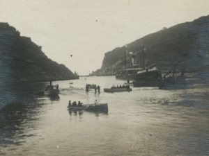 Barcos y txalupas frente a la bocana de Pasaia
