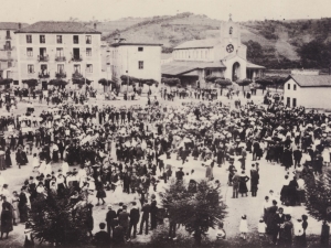 Fiestas en Pasai Antxo. Baile en una gran plaza, al fondo la iglesia San Fermín, la Tenencia de Alcaldía, y la casa nº 11 de la calle Zumalakarregi