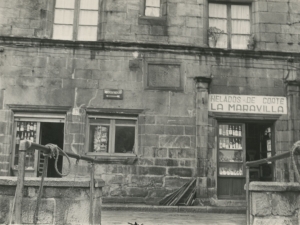 Embarcadero de Pasai Donibane. Al fondo, el palacio Villaviciosa y la heladería La Marvilla