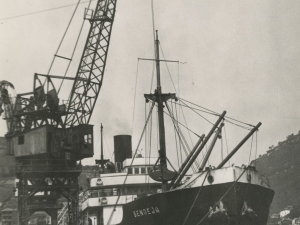 El barco Sendeja amarrado y una grúa trabajando en el puerto de Pasai Antxo