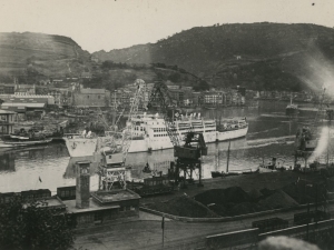 Barco entrando al puerto de Trintxerpe. En primer término se ve el puerto de Herrera, y al fondo, Pasai San Pedro