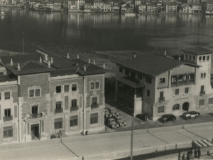 La Autoridad Portuaria, situados en el puerto de Pasai Antxo, desde Buenavista. Al fondo, Pasai Donibane