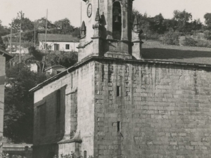Vista sur-oeste de la iglesia San Pedro y su campanario