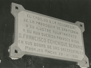 Placa conmemorativa de las Bodas de oro del párroco de Pasai Antxo, Francisco Echenique