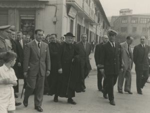 El homenajeado paseando por la calle Coronel Beorlegui junto a una serie de personajes