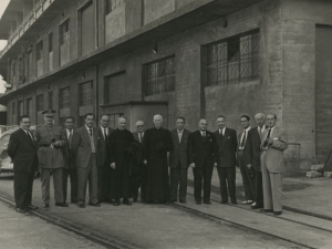 Fotografía en la que posan una serie de personajes entre los que se encuentra el homenajeado