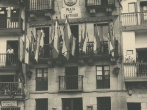 Ayuntamiento de Pasai Donibane el día del homenaje a los remeros, con una serie de banderas colgadas en el balcón