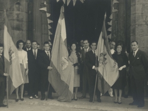 Momento de la salida de la iglesia San Juan Bautista. En ella posan con las tres banderas : Diputación, Pasaia y franquista