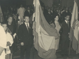 Momento de la celebración de la misa en la iglesia San Juan Bautista con las tres banderas