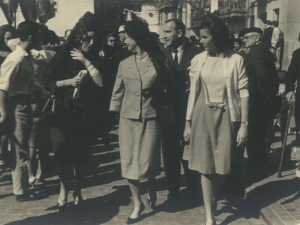 Tres mujeres en un momento del desfile