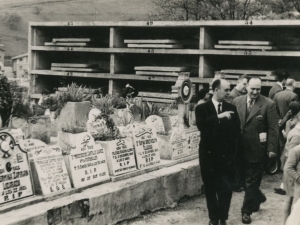 Autoridades visitando las obras del cementerio