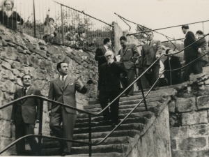 Autoridades accediendo a la planta baja del cementerio