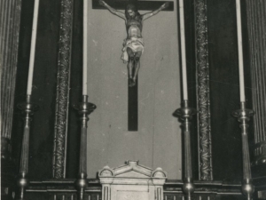 Retablo de la capilla, en el que se representa a Cristo en la Cruz