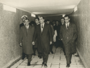 Las autoridades, entre ellas el Gobernador Civil de Gipuzkoa Manuel Valencia Remón, por el paso subterráneo