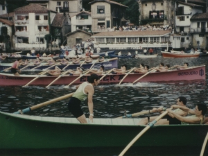 Regata en el puerto de Pasaia con las traineras de Donibane, San Pedro y Hondarribia, frente al puerto de Pasai Donibane