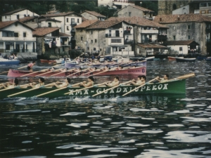 Regata en el puerto de Pasaia con las traineras de Donibane, San Pedro y Hondarribia, frente al puerto de Pasai Donibane