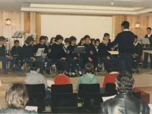 Orquesta de Txistu de Illunbe actuando en el salón de actos de la Cofradía, bajo la dirección de Txomin Agirregomezkorta