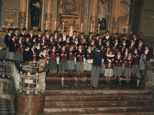 Actuación de la coral Oinarri de Errenteria, en la iglesia parroquial de San Pedro