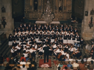 Actuación de Ondartxo Abesbatza, Coro Illumbe y la Orquesta Illumbe en la iglesia parroquial de San Pedro