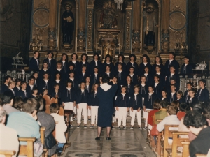 Actuación de la coral infantil Eskifaia, en la iglesia parroquial de San Pedro