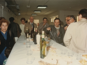 Público tomando un lunch en el nuevo edificio