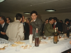 Público tomando un lunch en el nuevo edificio
