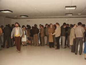 Público tomando un lunch en el nuevo edificio