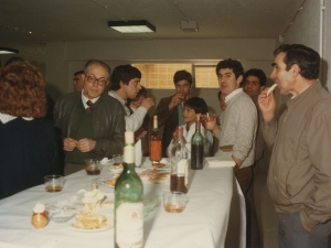 Público tomando un lunch en el nuevo edificio
