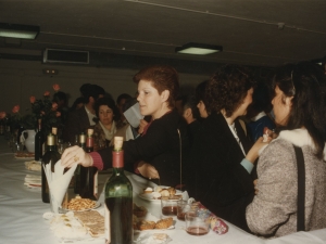 Público tomando un lunch en el nuevo edificio